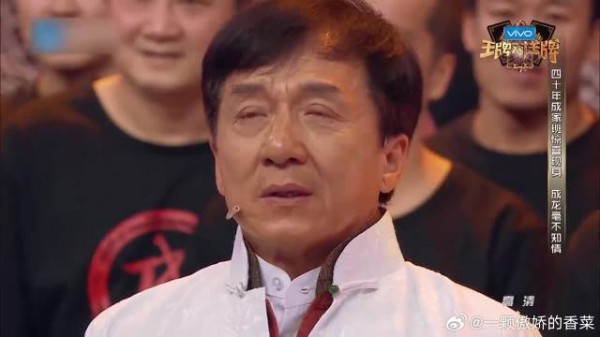 成龙回忆和兄弟的过往,泪水在眼眶打转,感动到哭