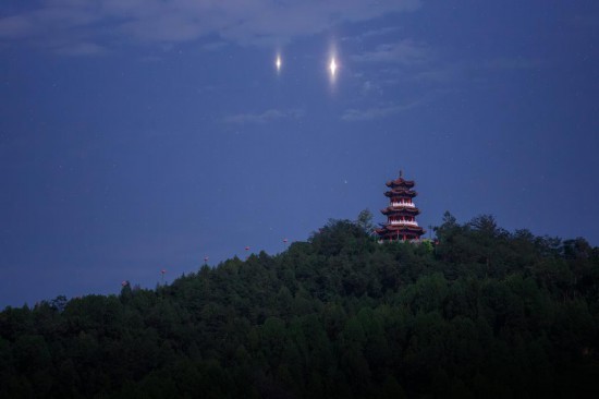 2025年8月12日凌晨，在甘肃省陇南市拍摄的木星（左）和金星（右）。（鲁罡摄，星联CSVA供图）