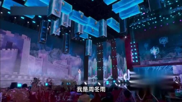33岁周冬雨撞上35岁李沁，两人穿同色系礼裙，谁是女神一目了然