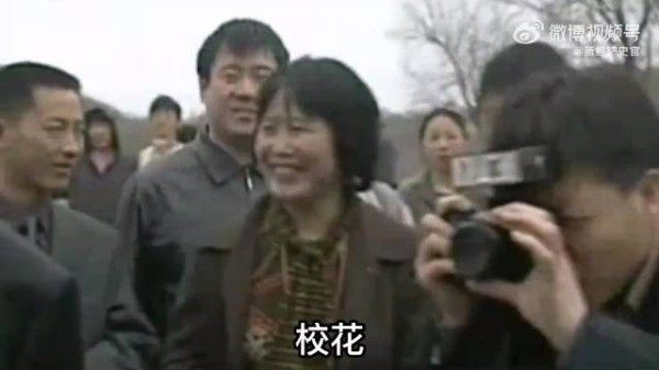 赵本山早期回老家影像，村民到村口迎接，还见到当年校花