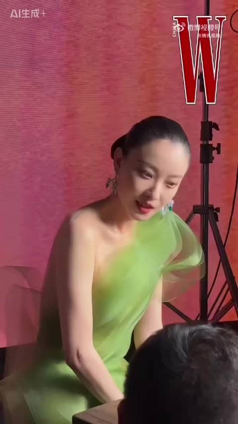 来看一个绝美倪妮,期待稍后红毯!倪妮