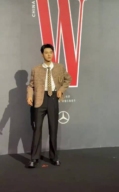 龚俊亮相w年度光影盛典红毯