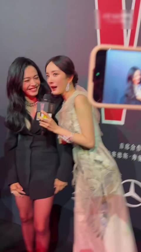 杨幂、姚晨两位“倪大红受害者”同框了,这不得可劲儿蛐蛐“抠门爹”