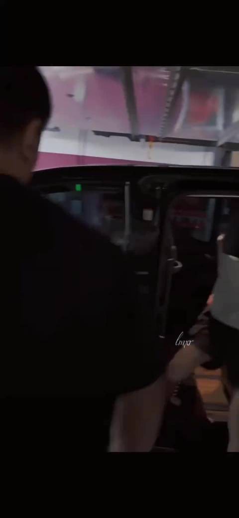 华晨宇彩排生图曝光,舞台能量感十足