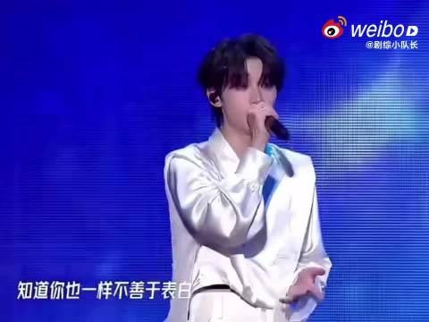 丁程鑫宋亚轩泪桥引争议 被质疑“有人破音”