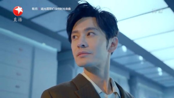黄晓明携手寄望未来，同心跨越美好将至