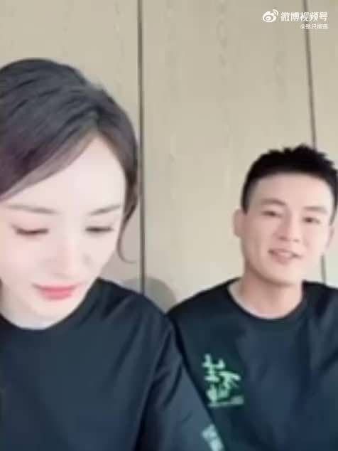 杨幂与牛互动欢乐带动气氛，期待与绣绣大脚故事继续