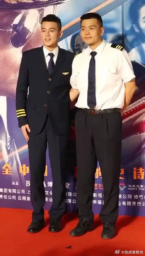 欧豪与中国机长原型人物有多像？笑起来简直一模一样啊