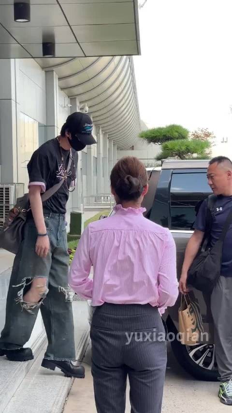 这条裤子挺懂事的，一坐下来能看到那么多！ 刘宇宁 地球超新鲜西安到达