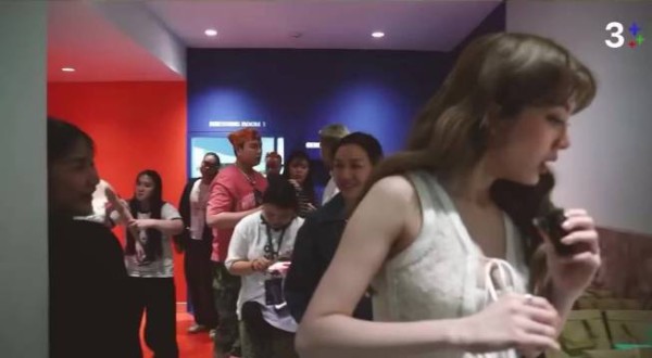 小Orm：妈妈，可以帮我拍张照片吗～～ Ling：小心哦（直接把小Orm搂过来了）