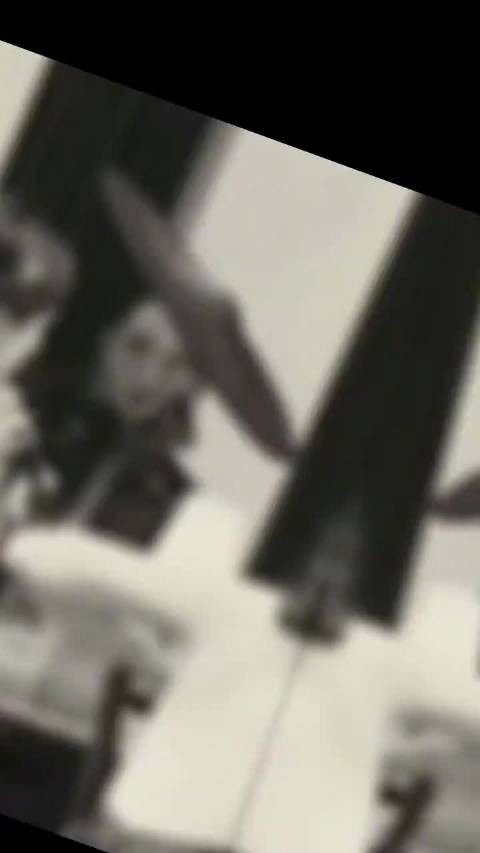 杨幂迪丽热巴W盛典同框,复古摩登造型尽显暗黑华丽
