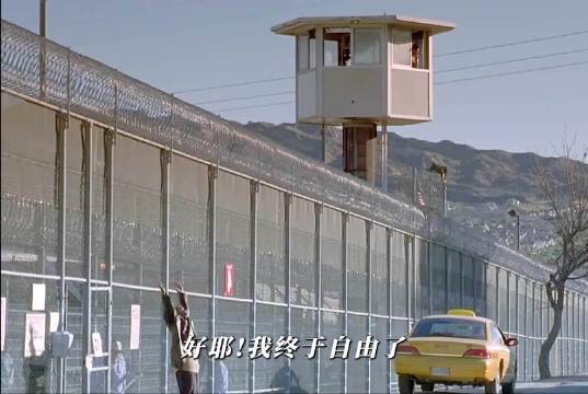 假扮警察想去警察局拿之前藏起来的，但被委以重任 笨贼妙探