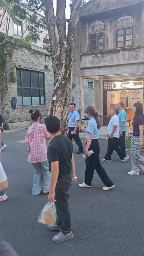 曾志伟街头被偶遇，招牌笑眼引围观