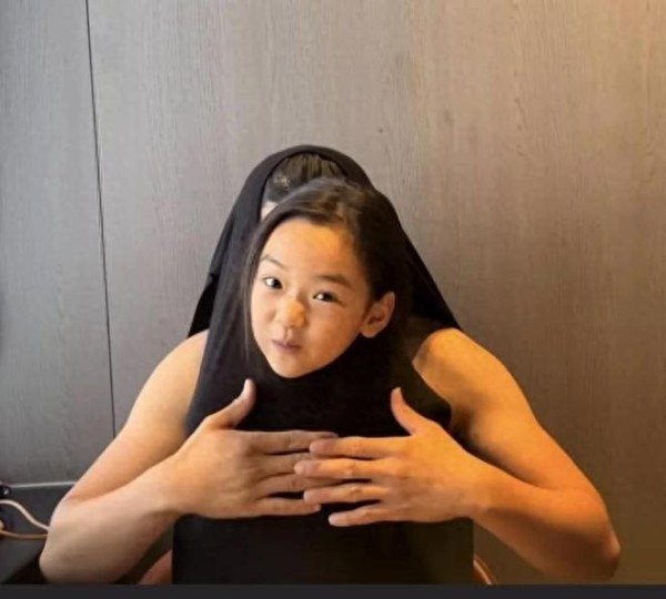 高云翔晒与女儿合拍视频，父女合作好温馨，晒肌肉给足女儿安全感