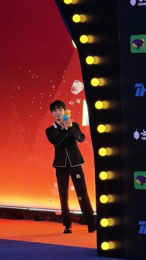 周深好可爱好萌啊！红毯被他走出了新高度！