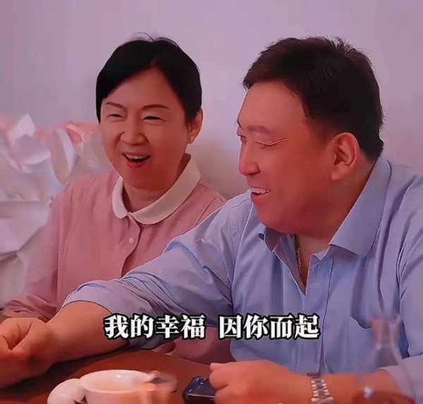 王晶为妻子庆祝生日，70岁丁德君温婉端庄像40岁，和王晶有夫妻相