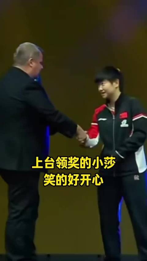 领奖台上莎莎笑的好开心,莎莎扛着奖杯拍照,最后又扛着奖杯离开,太可爱了