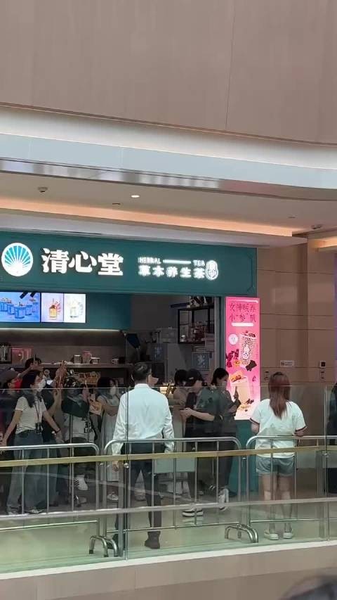 成龙现身番禺天河城，亲和力十足气场全开