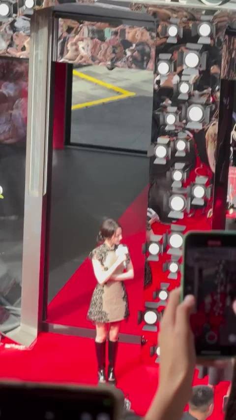 迪丽热巴穿Dior高定现身三里屯,生图惊艳如品牌TVC