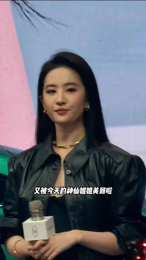 刘亦菲黑裙优雅亮相再现捏爪爪萌态
