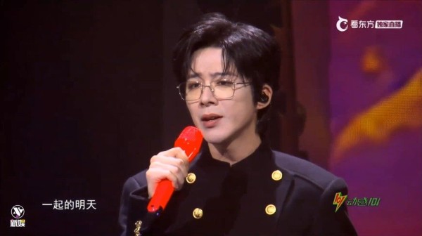 刘宇宁东方风云榜献唱想你了，双排扣西装眼镜造型亮相