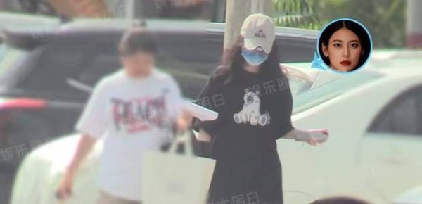 搜狐娱乐讯 8月25日，赵昭仪疑似与男友约会被拍到，图中，赵昭仪身穿黑色T恤灰色棒球帽，和妈妈出门办事。