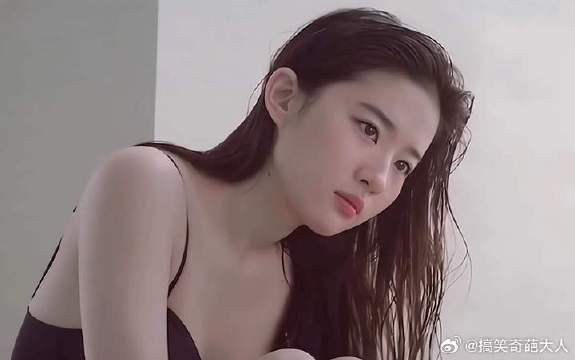 她是我最喜欢的那种身材了，修长而不失丰腴，肤若凝脂！