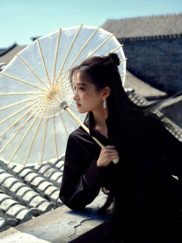 关晓彤持白色油纸伞，侧颜精致。