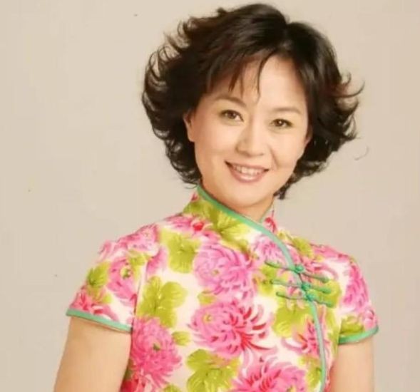 1999年，鞠萍向丈夫提出了离婚，丈夫却提出孩子和钱只能带走一样