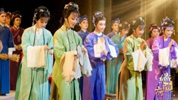 《织造府》：舞美服化唱词唱腔，无一不美