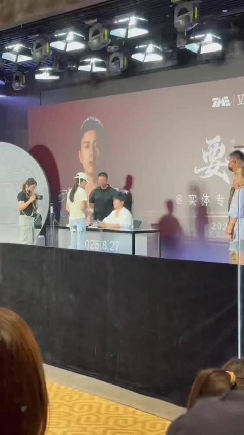 偶买噶!张杰举办了签售会!不敢想诶,感觉不可能的事儿发生了