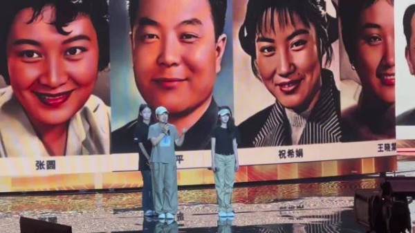 刘浩存张凯丽长春电影节闭幕式彩排深情致敬前辈