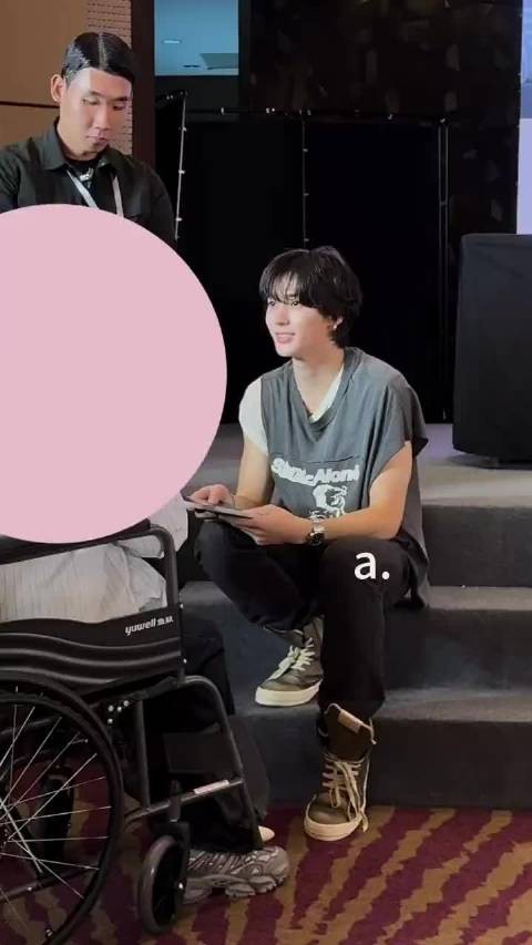 李灿荣北京签售会暖心为轮椅粉丝签名