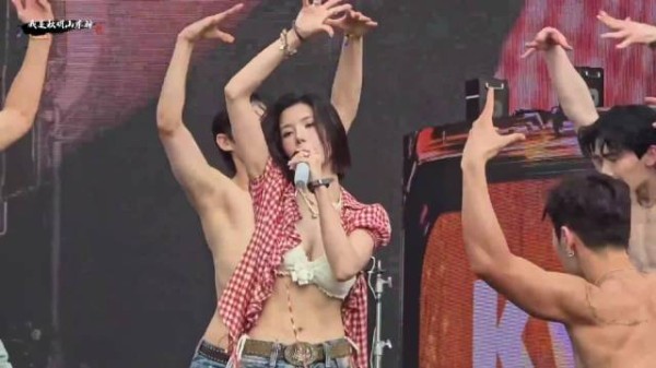 权恩妃- Hello Stranger水弹水上音乐节演出感受下，这身材无敌了