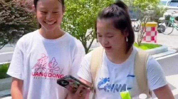 全红婵与郑好好合影后匆匆离开，谢思埸陈艾森远处等候