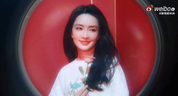 李沁手拿玫瑰七夕大片释出