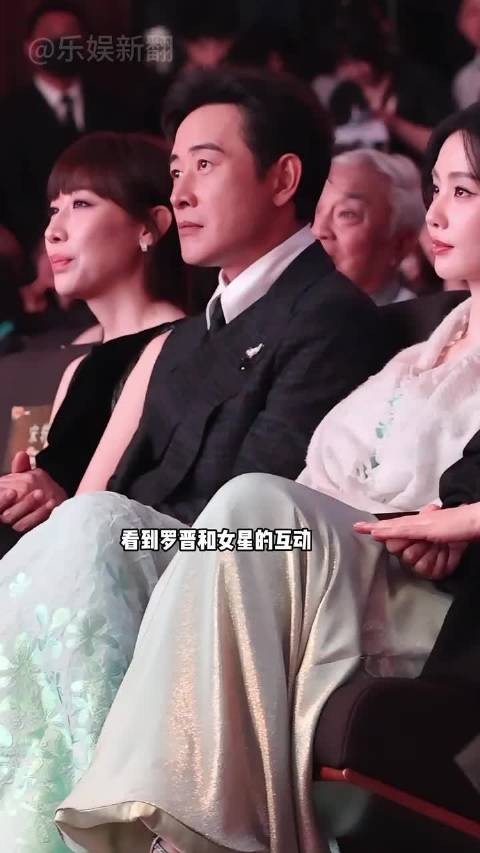 罗晋绅士拥抱王子文,对谭松韵裙摆未留意