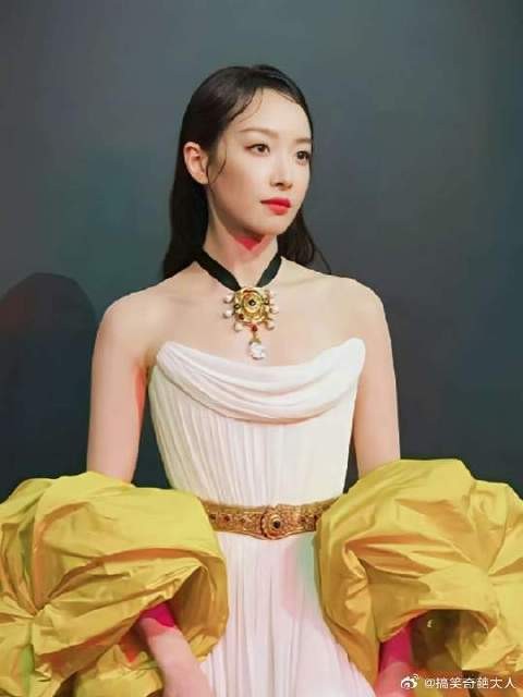 宋茜白色抹胸长裙，黄色泡泡袖披风，明艳大气，美得让人眼前一亮！