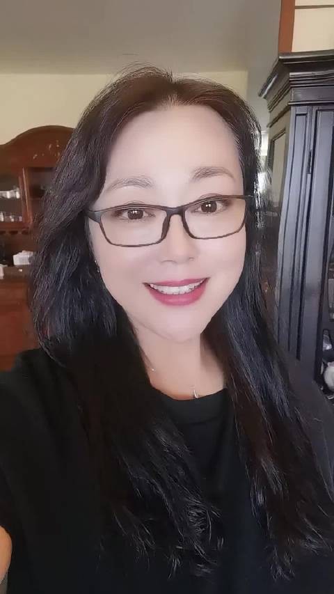 李菁菁晒自拍视频称生活虐我百遍我待生活如初恋