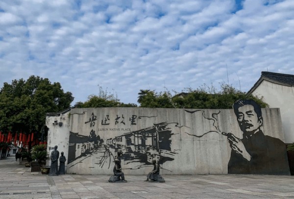 孙女士，致歉！“希望以后鲁迅墙画前，不再有人学点烟”