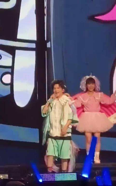都是对音乐热情的人！一定要玩的开心呀，两位友谊天长地久~ @大张伟