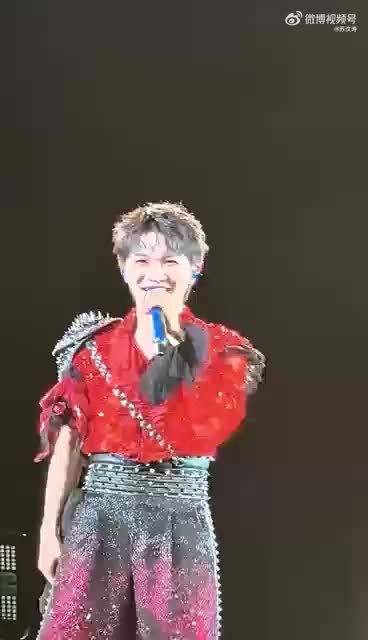 周深演唱会即兴押韵展现语言天赋