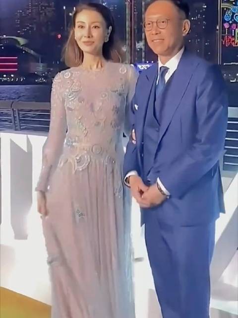 许晋亨李嘉欣晚宴合影尽显恩爱满足