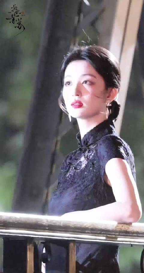 王楚然真的是太适合这种造型了吧，真的是有一种知性又优雅的感觉