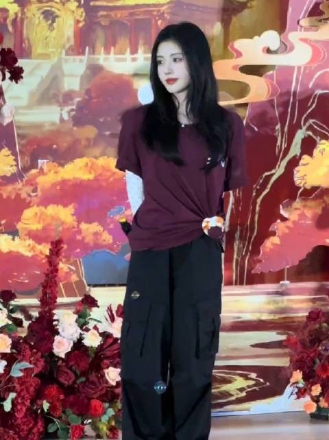 鞠婧祎阿黛下班被拍，情绪激动落泪