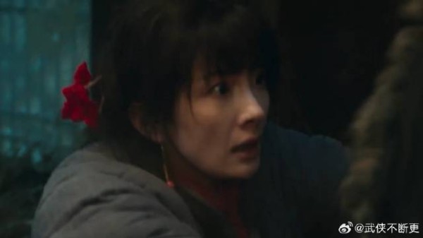 封大脚从土匪那打听出宁绣绣被关在哪,急忙赶来把她救走