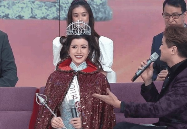 9号佳丽陈咏诗夺得2025香港小姐冠军。