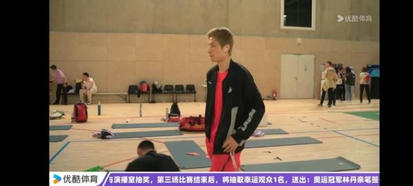 镜头给到了后台备战的石宇奇 和昆拉武特