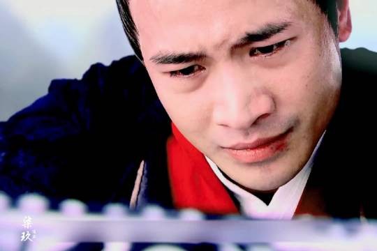 男子发现亡妻手心藏红色痕迹