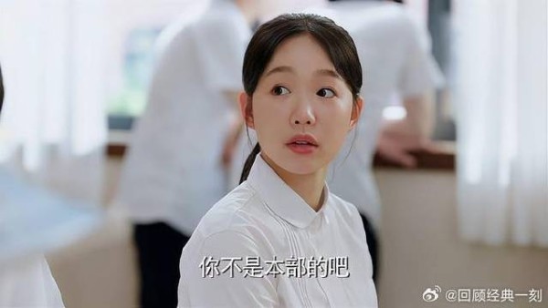 心机女找校草聊天,故意调侃女学渣,瞬间失色